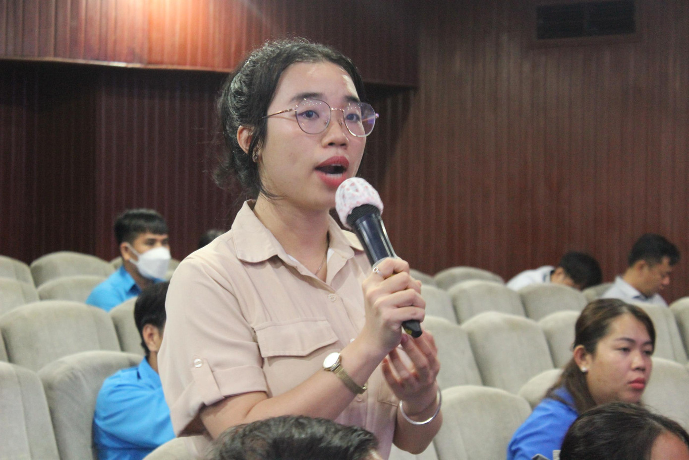 Nhiều ý kiến của các bạn sinh viên đóng góp trong Hội nghị. Nhiều ý kiến của các bạn sinh viên đóng góp trong Hội nghị.