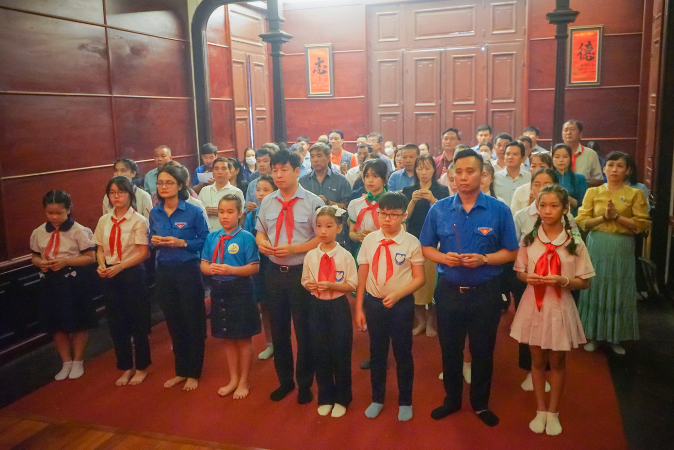 Các đại biểu cùng dâng hương. (Ảnh: Hồng Nguyễn)