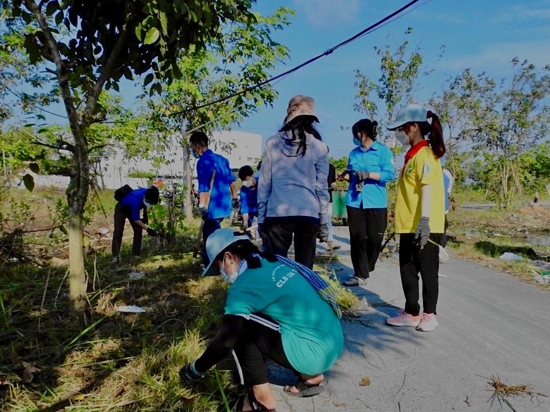 “Ký gửi mùa Hạ” tổ chức dọn dẹp vệ sinh cho các khu dân cư.
