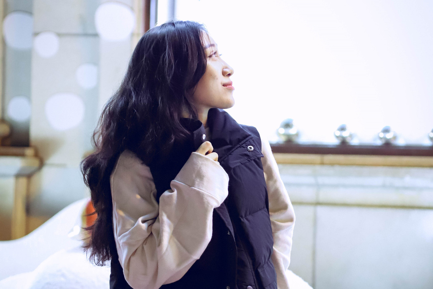 Không khí TP. HCM thời điểm buổi tối khá mát mẻ, điều này giúp các bạn trẻ dễ dàng phối quần áo mang đậm không khí của Noel.