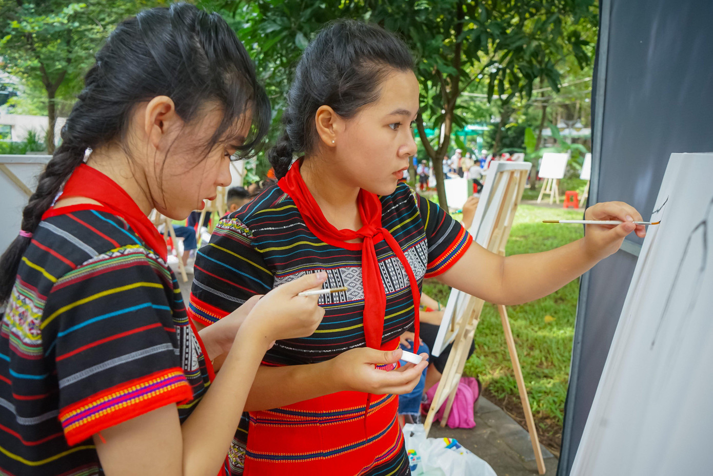 Sau Lễ cắt băng khai mạc triển lãm tranh với chủ đề “Thiếu nhi Việt Nam lớn lên cùng đất nước”, các em thiếu nhi cùng thi vẽ tranh. (Ảnh: Hồng Nguyễn)