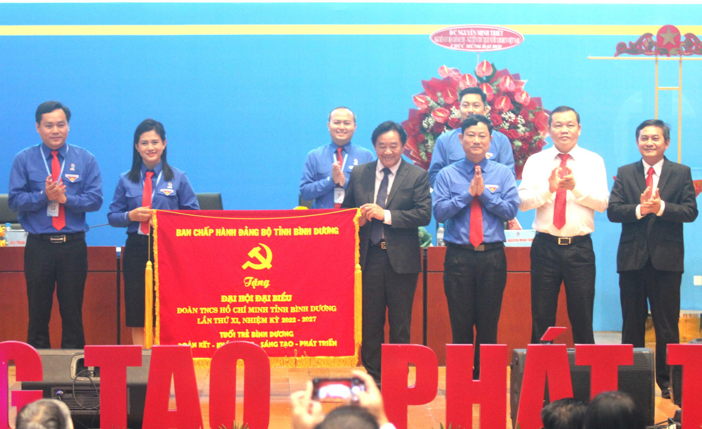 Ông Nguyễn Hoàng Thao - Phó Bí thư Thường trực Tỉnh ủy Bình Dương (thứ tư bên phải) trao tặng bức trướng trong Đại hội. (Ảnh: Hương Chi)