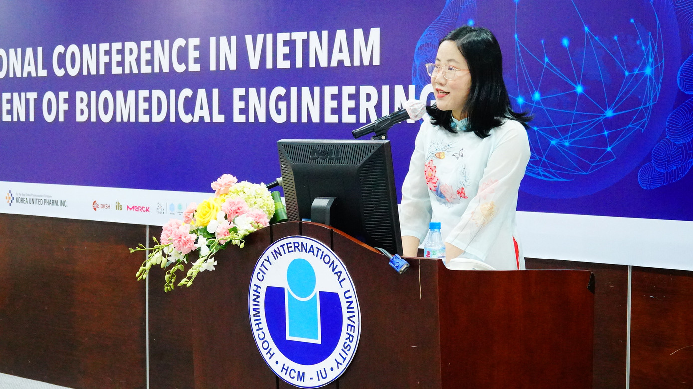 Đại biểu trình bày tham luận tại Hội thảo.