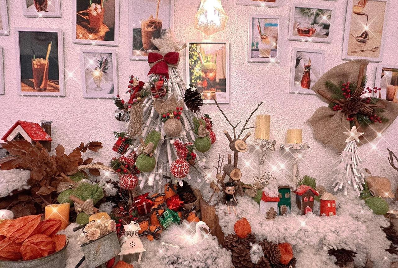 Tiệm Trà Tháng Tư là một trong những quán được nhiều bạn trẻ yêu thích. Tiệm Trà Tháng Tư là một trong những quán được nhiều bạn trẻ yêu thích.