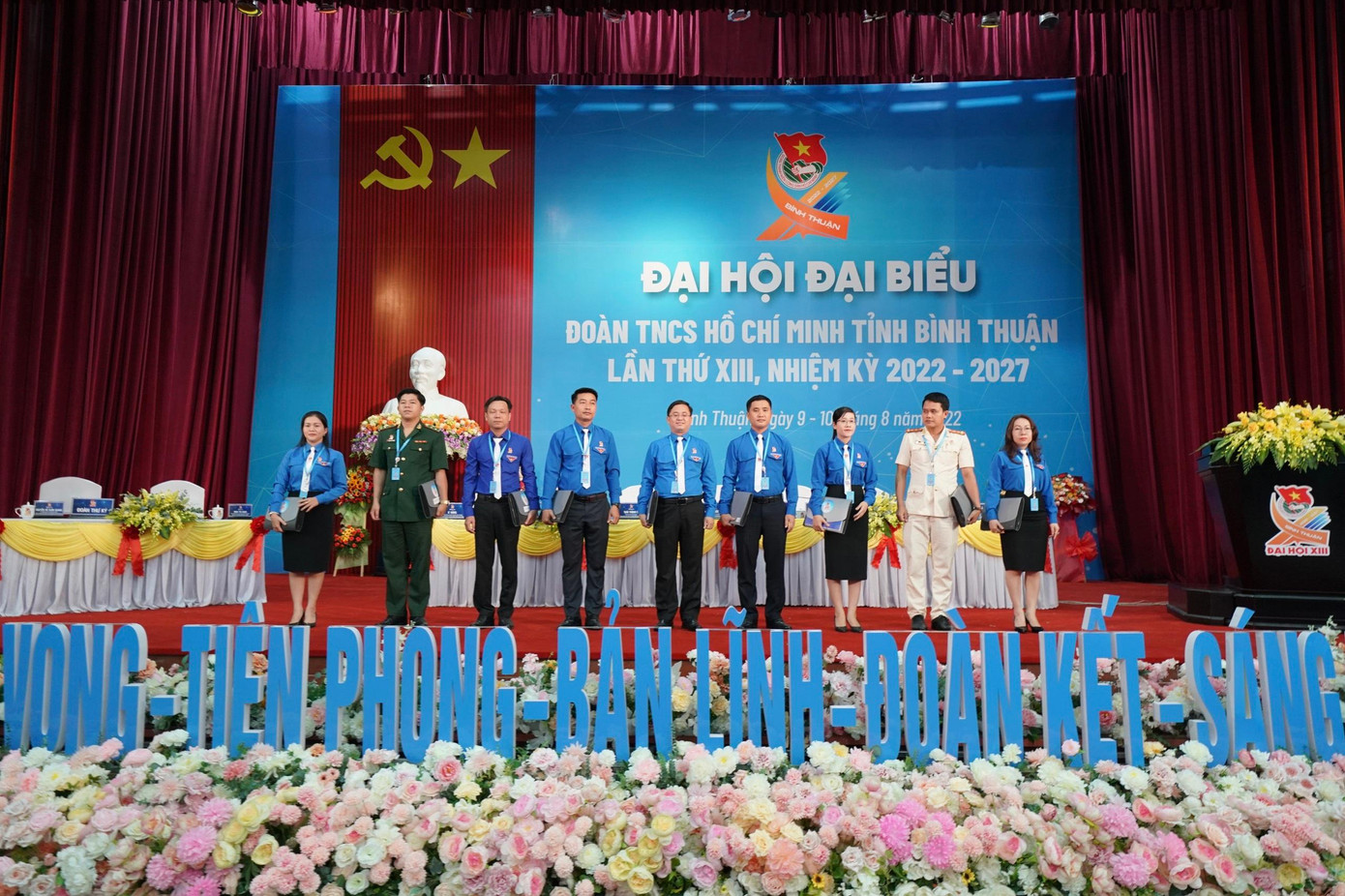 Đoàn chủ tịch ra mắt trước Đại hội. (Ảnh: Phạm Nguyễn)