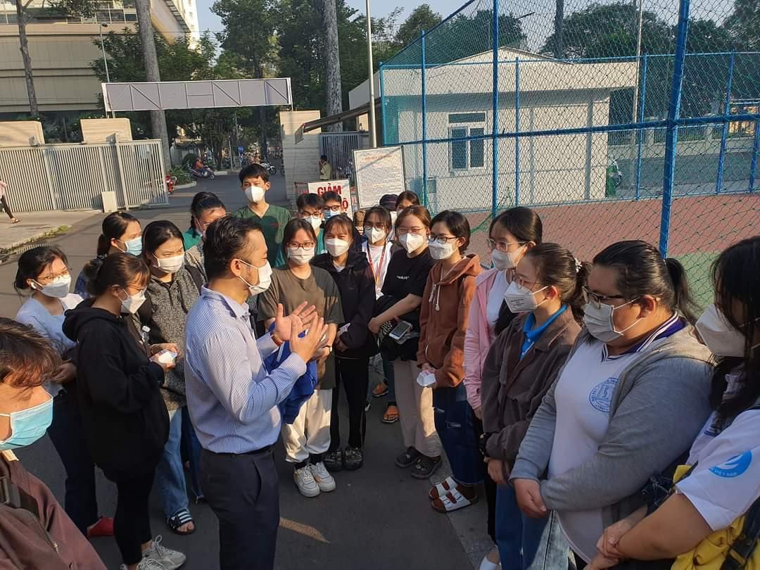 ThS Trương Văn Đạt, Trưởng phòng Công tác sinh viên, trường ĐH Y Dược TP. HCM dặn dò các bạn sinh viên trước khi lên đường.