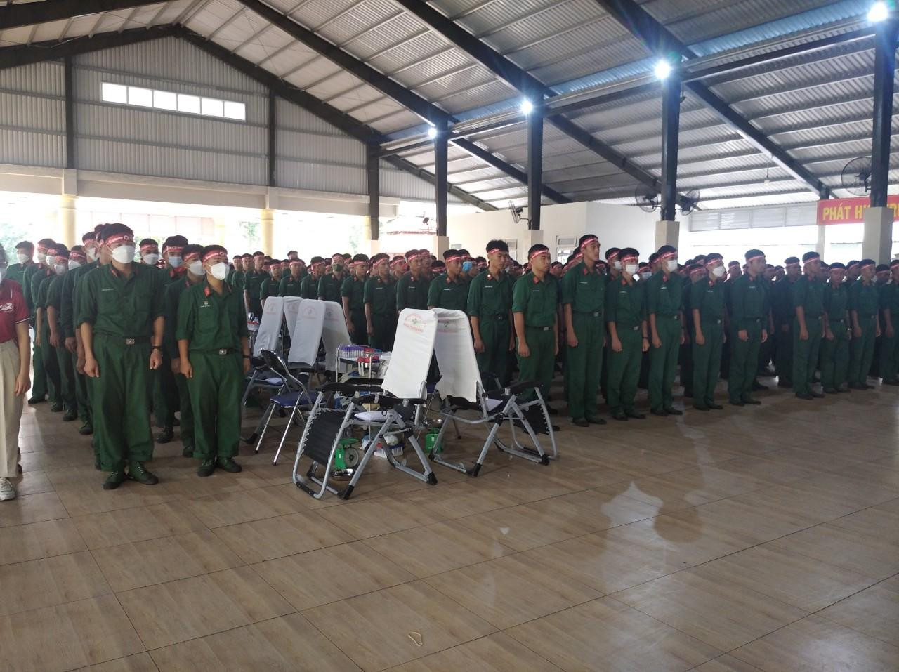 Rất đông các chiến sĩ trẻ trường Quân sự Quân khu 7 tham gia chương trình. Rất đông các chiến sĩ trẻ trường Quân sự Quân khu 7 tham gia chương trình.