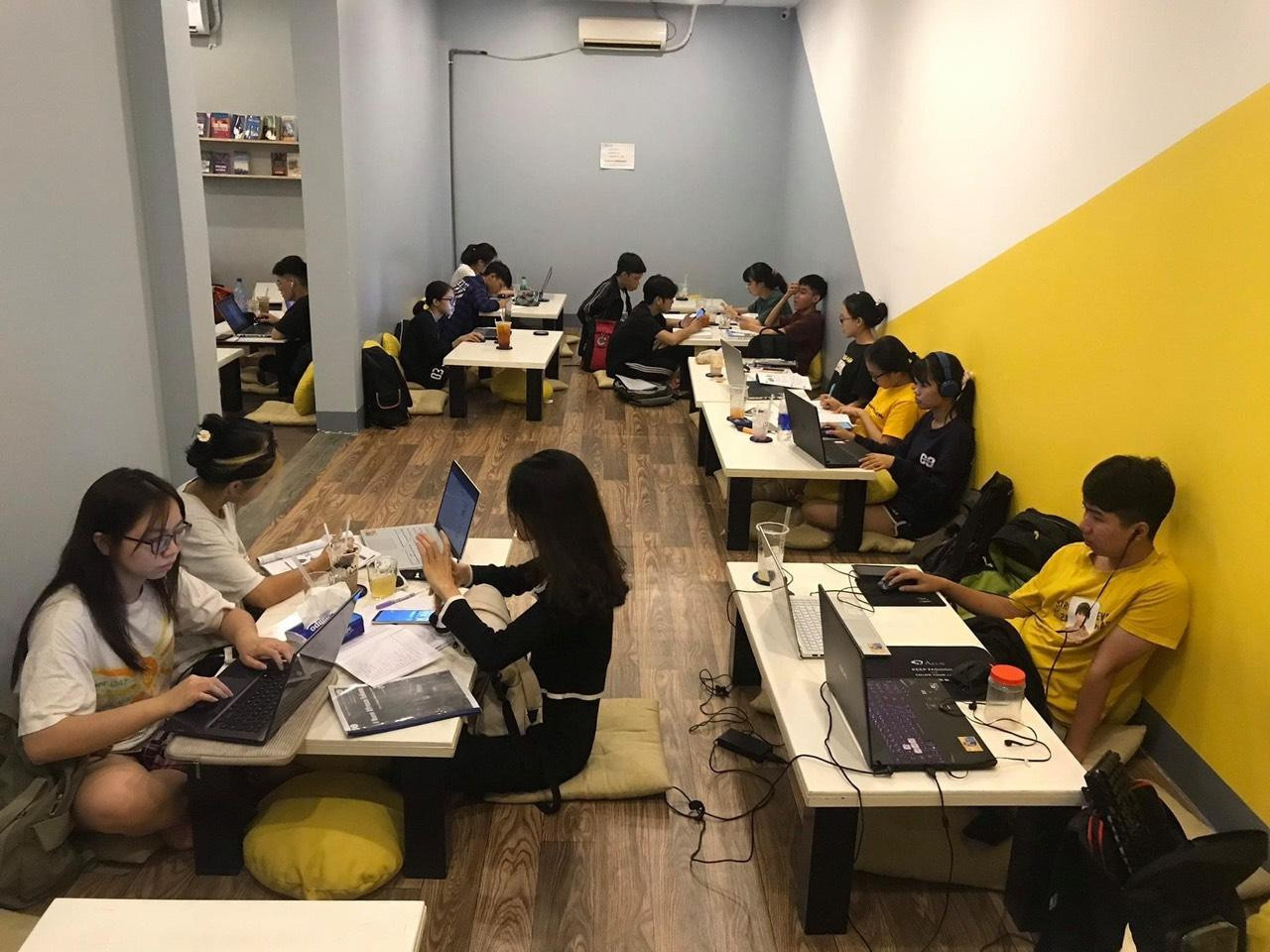 Nhiều bạn trẻ cảm thấy học tập hiệu quả khi ngồi tại các quán cà phê 24/7 (Ảnh: Linh Tinh Milk Tea)