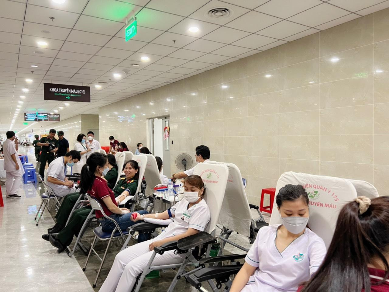 Rất đông các y, bác sĩ Bệnh viên Quân y 175 tham gia hiến máu tại chương trình. Rất đông các y, bác sĩ Bệnh viên Quân y 175 tham gia hiến máu tại chương trình.