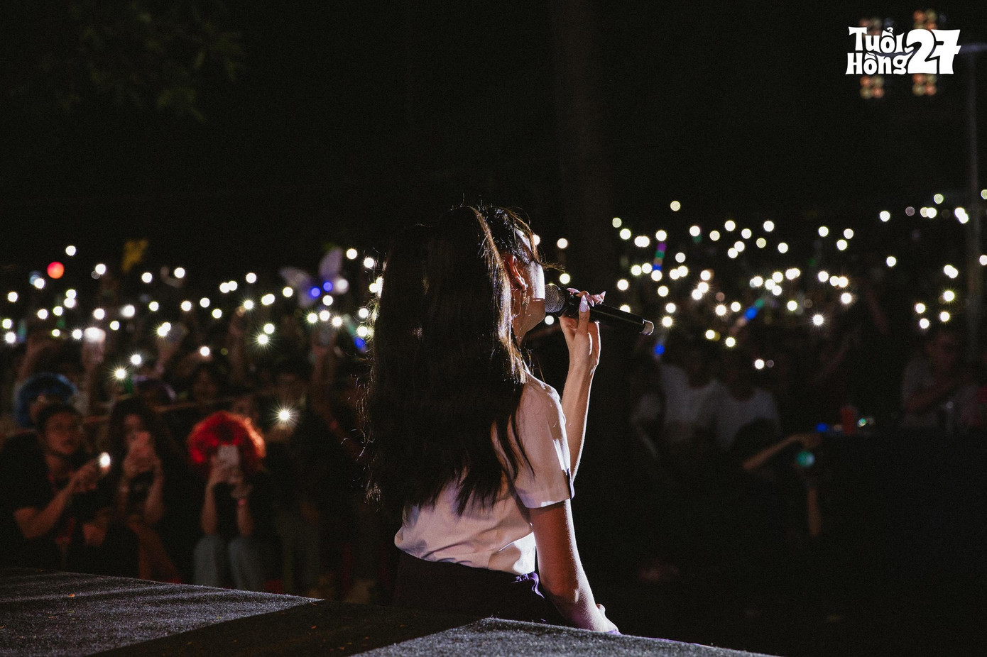 Một bầu không khí lung linh dưới ánh đèn Flash khi các nghệ sĩ được sự cỗ vũ nhiệt tình của khán giả. Một bầu không khí lung linh dưới ánh đèn Flash khi các nghệ sĩ được sự cỗ vũ nhiệt tình của khán giả.