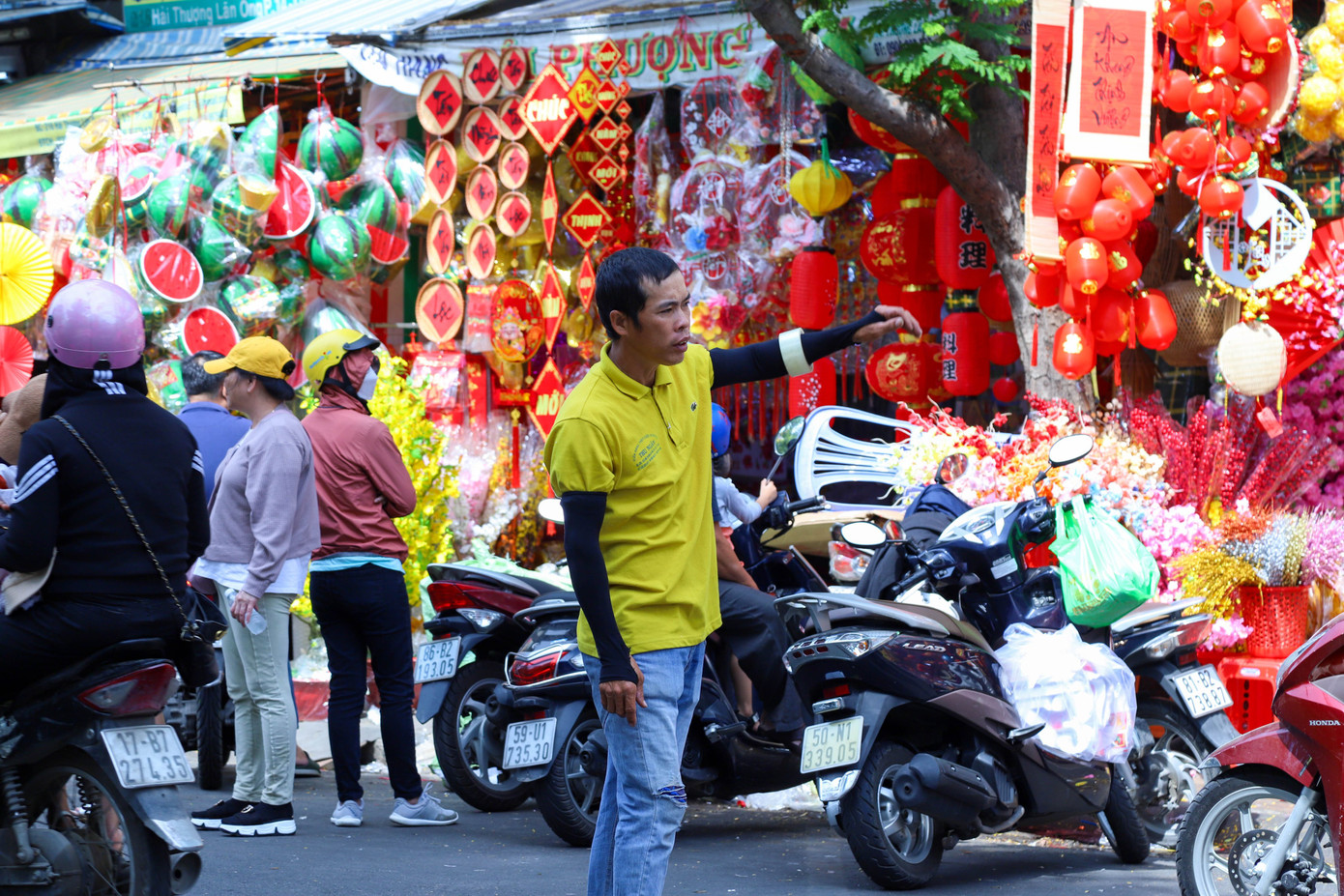 Nhân viên các cửa hàng nhiệt tình ra đường chào mời khách mua hàng.
