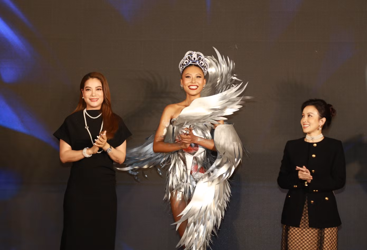 Thạch Thu Thảo nhận vương miện 'Miss Earth Vietnam 2022' tại buổi lễ. Thạch Thu Thảo nhận vương miện 'Miss Earth Vietnam 2022' tại buổi lễ.