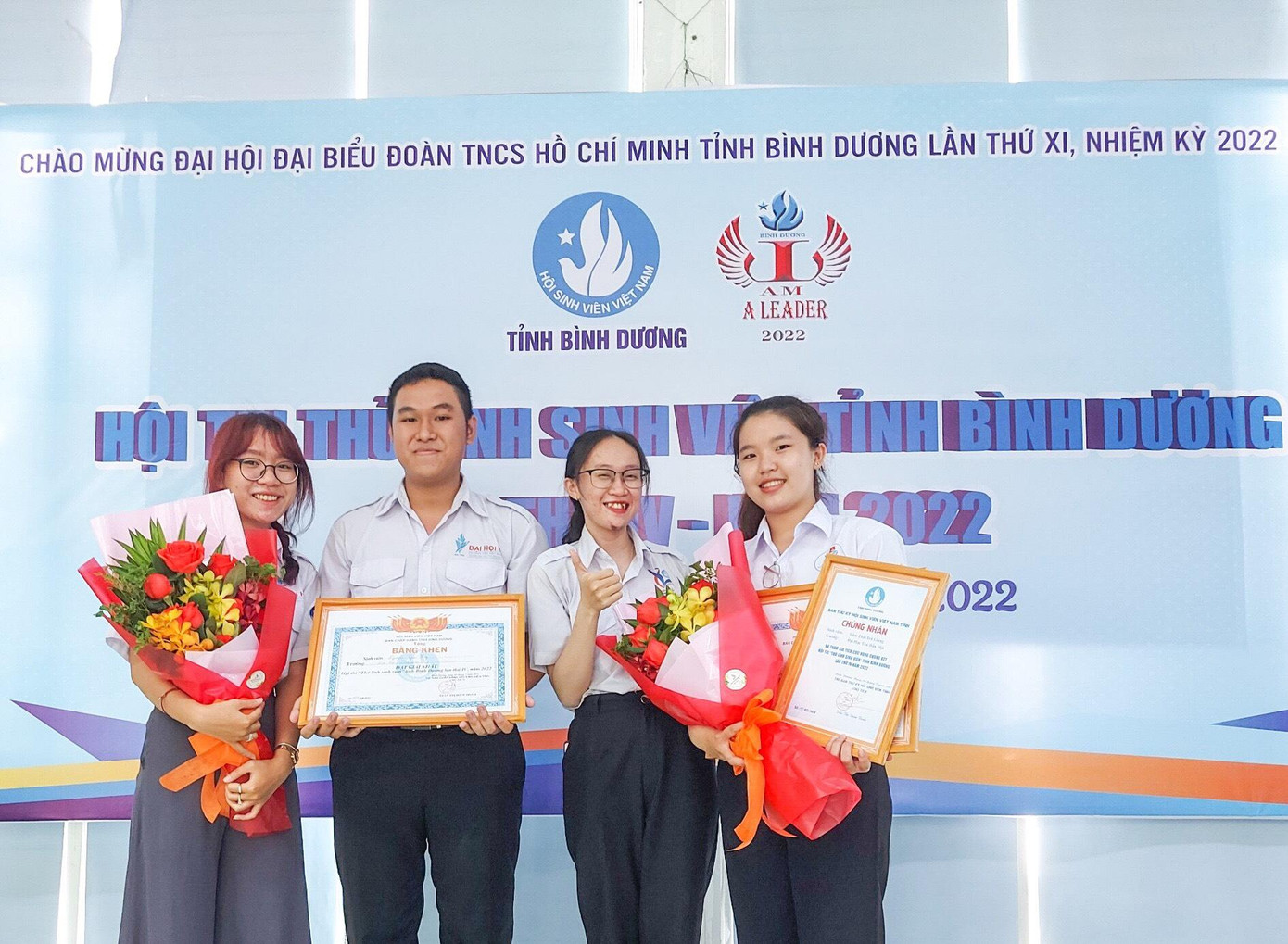 Gia Huy (thứ hai bên trái) giành giải Nhất Hội thi Thủ lĩnh sinh viên tỉnh Bình Dương 2022. Gia Huy (thứ hai bên trái) giành giải Nhất Hội thi Thủ lĩnh sinh viên tỉnh Bình Dương 2022.