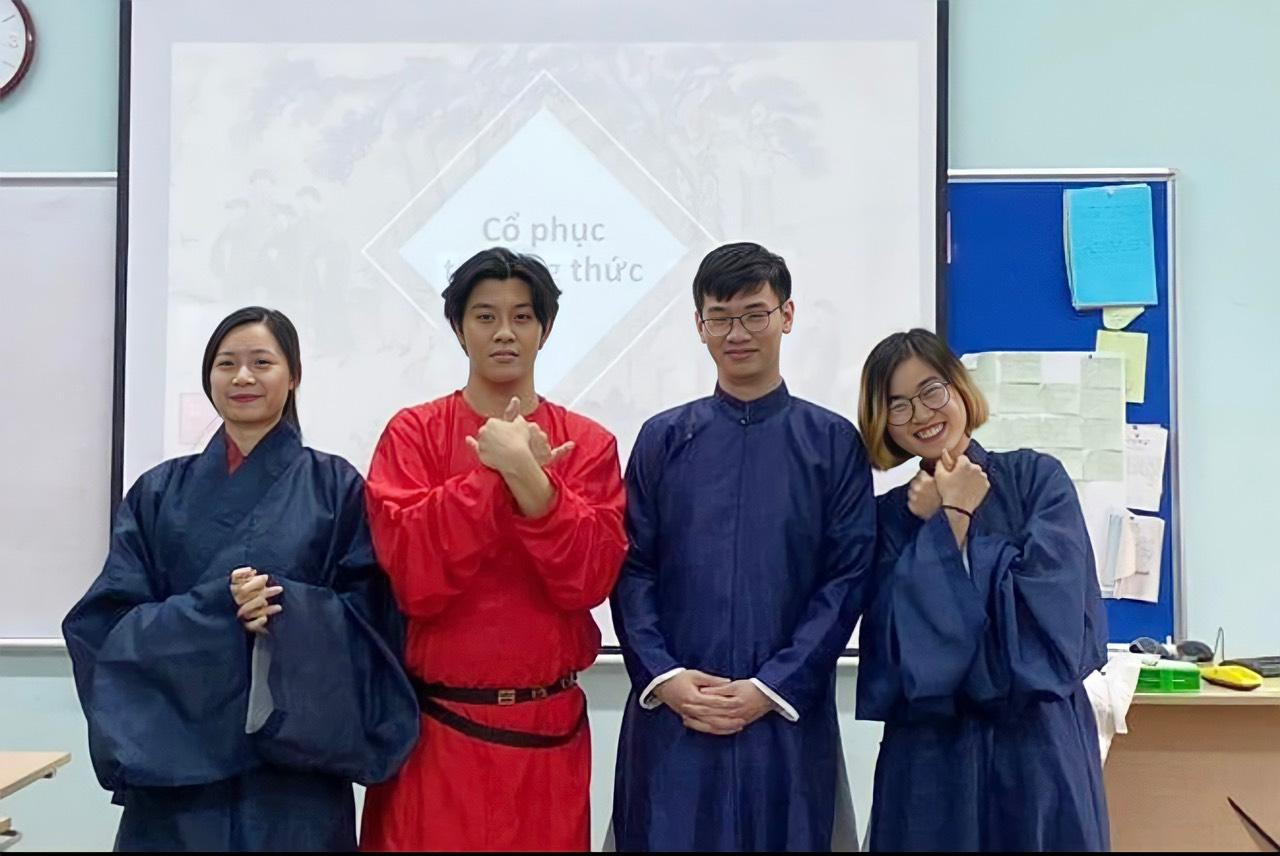 Mạnh Thắng và những người bạn ngành Ngôn ngữ Tây Ban Nha.