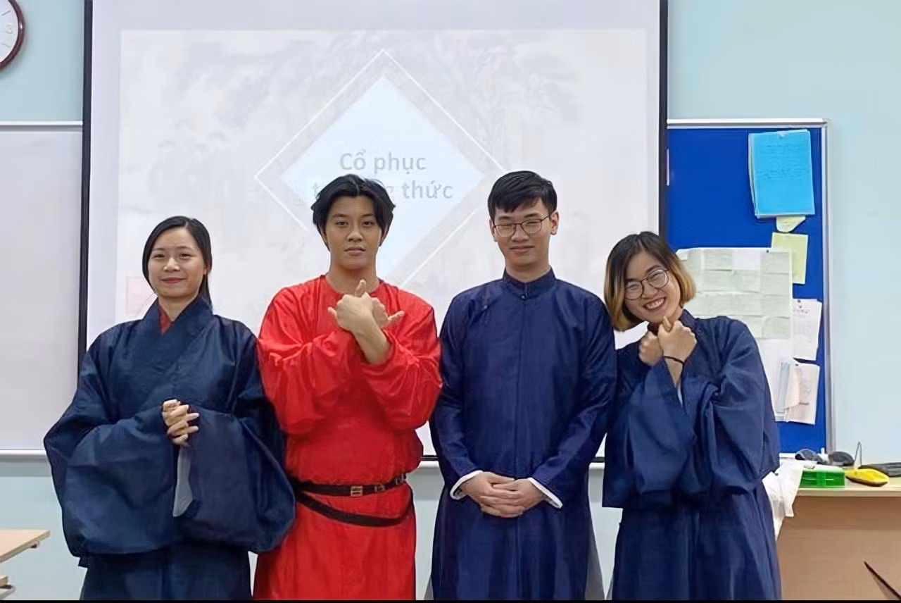 Mạnh Thắng và những người bạn ngành Ngôn ngữ Tây Ban Nha.