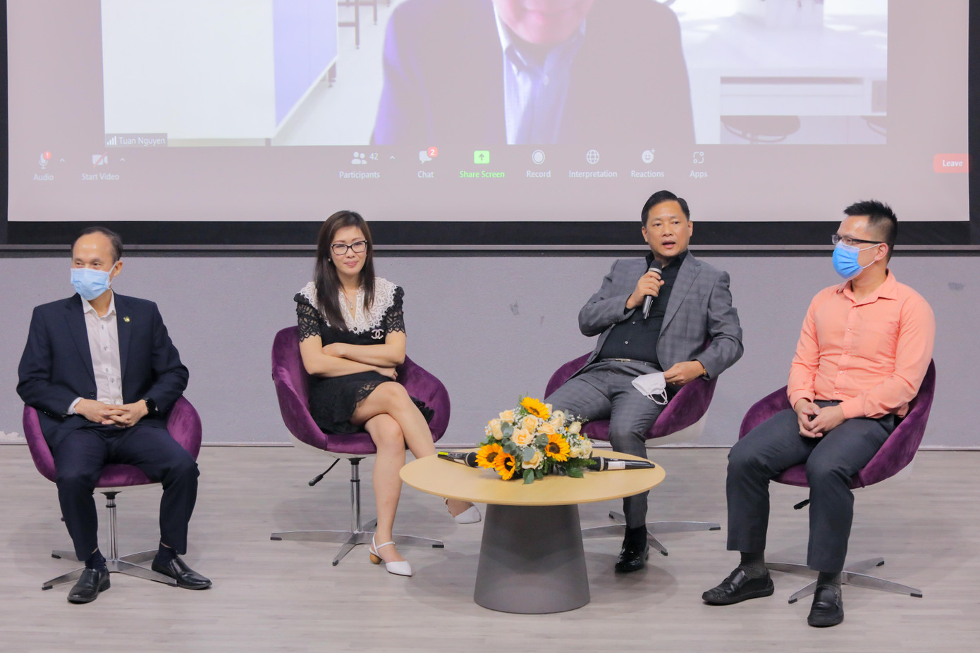 Các giáo sư đầu ngành quốc tế và trong nước chia sẻ tại hội thảo. Các giáo sư đầu ngành quốc tế và trong nước chia sẻ tại hội thảo.