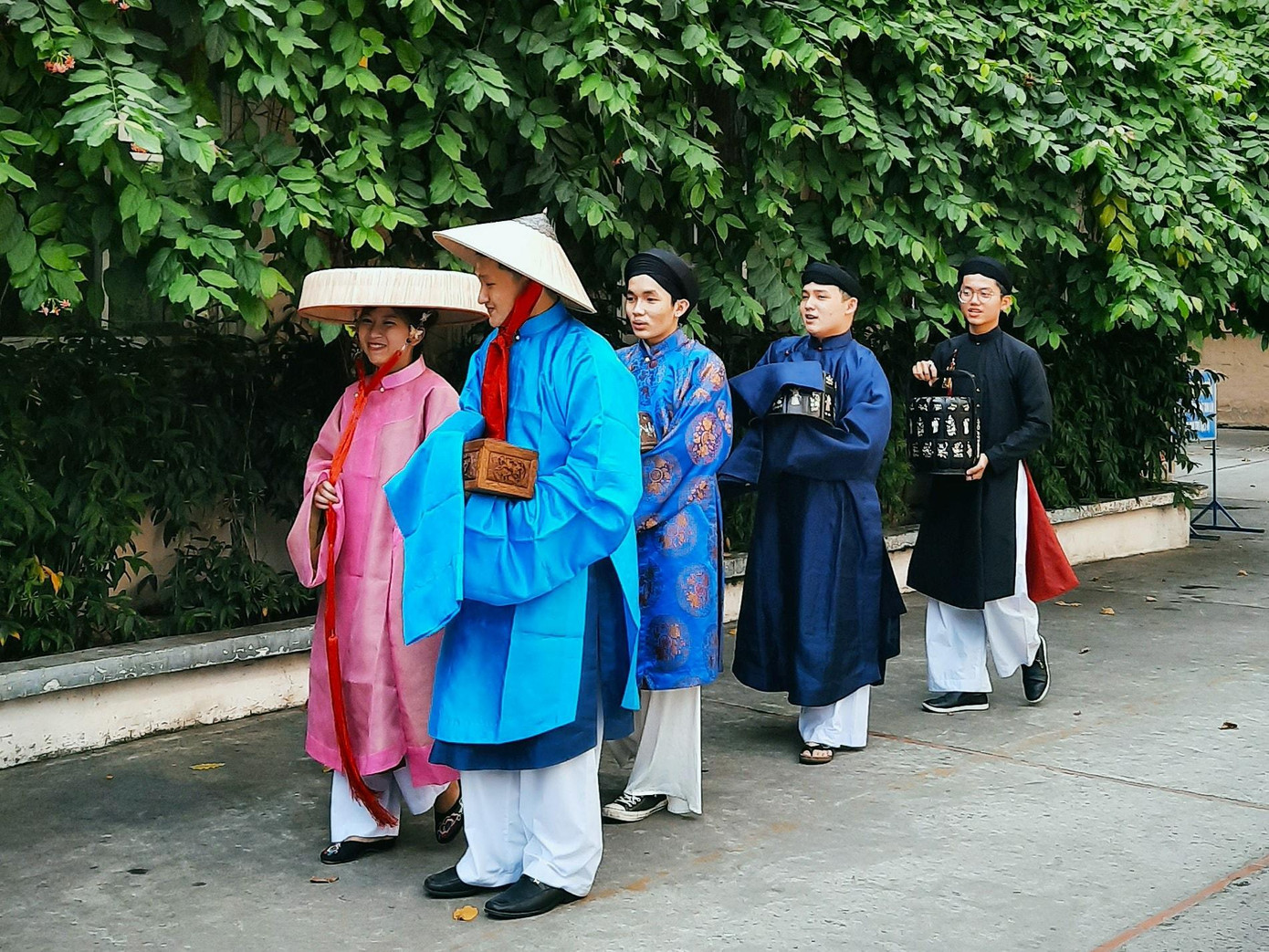 Gia Bảo (áo đen, hàng cuối) trong sự kiện "Tóc xanh – Vạt áo" do trường ĐH KHXH&amp;NV (ĐHQG TP. HCM) tổ chức.