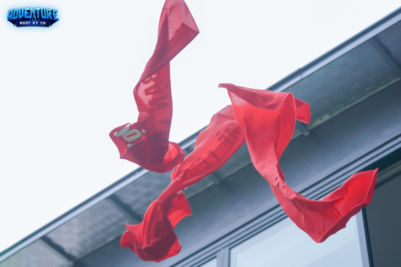 Khi đang chênh vênh nhất, cô gái nhận được sự dẫn dắt từ chính những người xung quanh. Đó chính là động lực, là hy vọng kéo cô đứng dậy khỏi những thất bại và tiếp tục cố gắng.