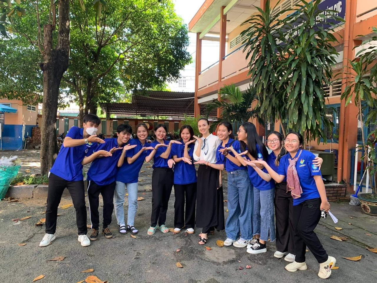 Đinh Ngọc Diệp giao lưu cùng đội hình Chuyên Văn minh Học đường.