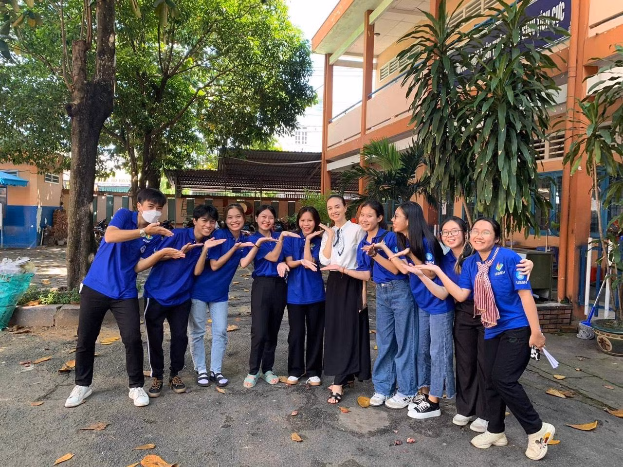 Đinh Ngọc Diệp giao lưu cùng đội hình Chuyên Văn minh Học đường.