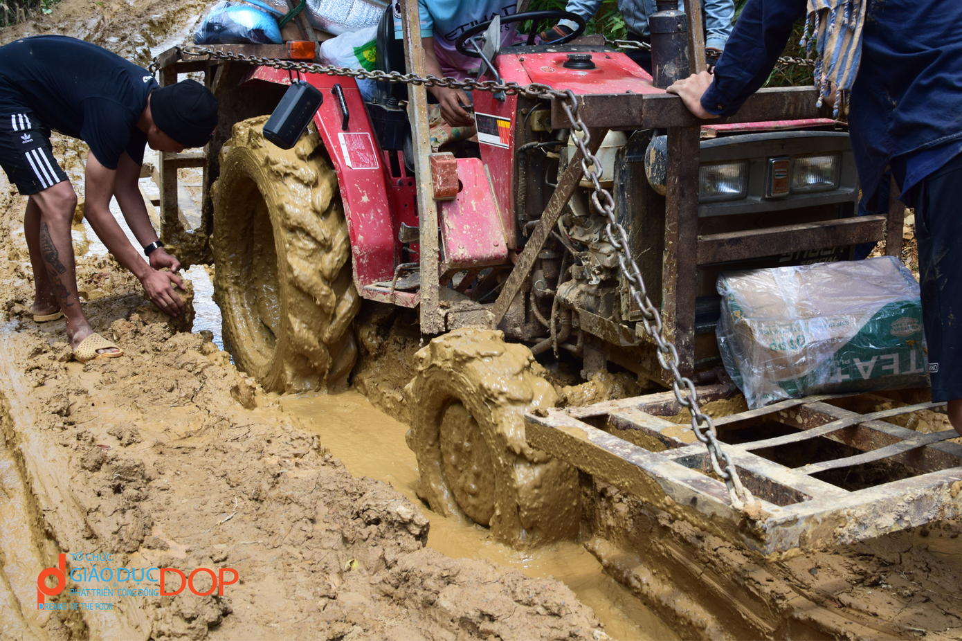 Diễn ra vào mùa mưa, đường xá sình lầy khiến việc di chuyển của tình nguyện viên gặp nhiều khó khăn.