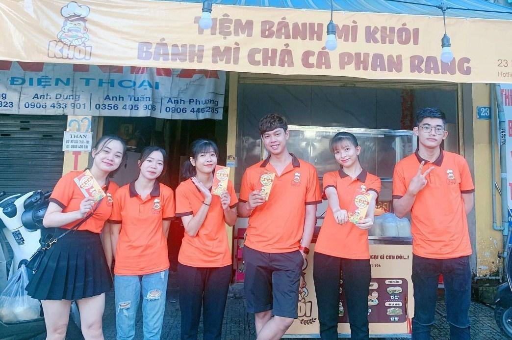 Những cộng sự của Nguyên cùng phát triển thương hiệu "Bánh mì khói". Những cộng sự của Nguyên cùng phát triển thương hiệu "Bánh mì khói".