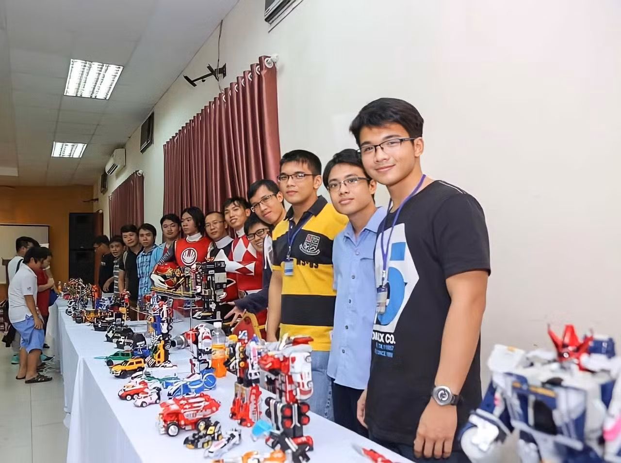 Anh Duy thường xuyên tổ chức các buổi giao lưu với những người có cùng sở thích sưu tầm mô hình tại quán cà phê. Anh Duy thường xuyên tổ chức các buổi giao lưu với những người có cùng sở thích sưu tầm mô hình tại quán cà phê.
