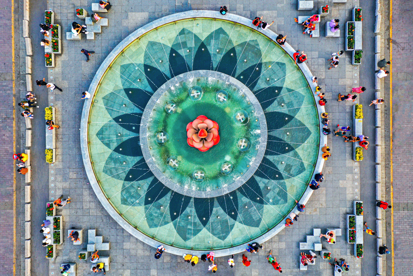 Tuy nhiên, đối với một số bạn trẻ khi đến phố đi bộ Nguyễn Huệ ngoài việc dạo chơi hoặc ngồi trò chuyện hay đi mua sắm không thôi, là chưa đủ "độ vui", nên đã tổ chức nhiều hoạt động khác nhau để giao lưu kết bạn với nhiều người trên phố và tìm kiếm niềm vui cho riêng mình.