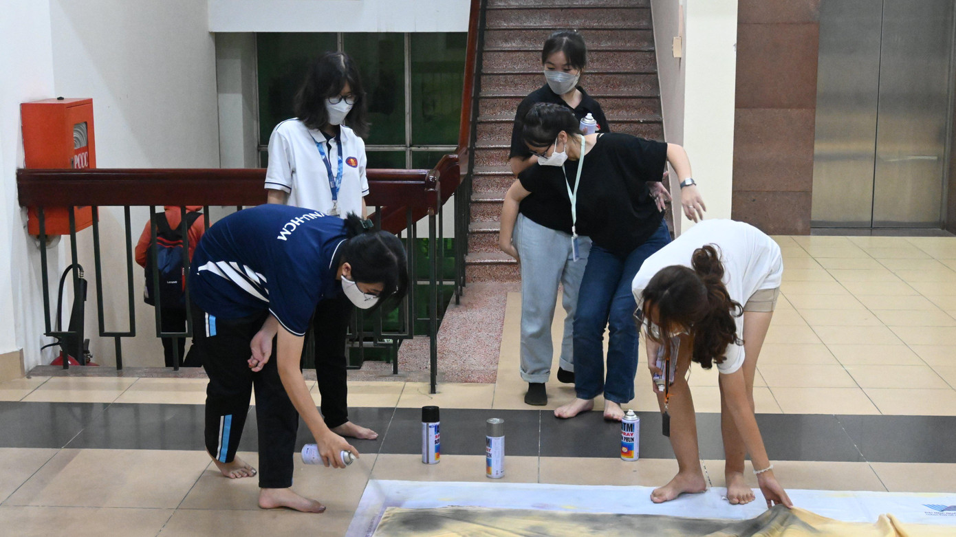 Sinh viên tự tay chuẩn bị các đạo cụ. (Ảnh: CLB) Sinh viên tự tay chuẩn bị các đạo cụ. (Ảnh: CLB)