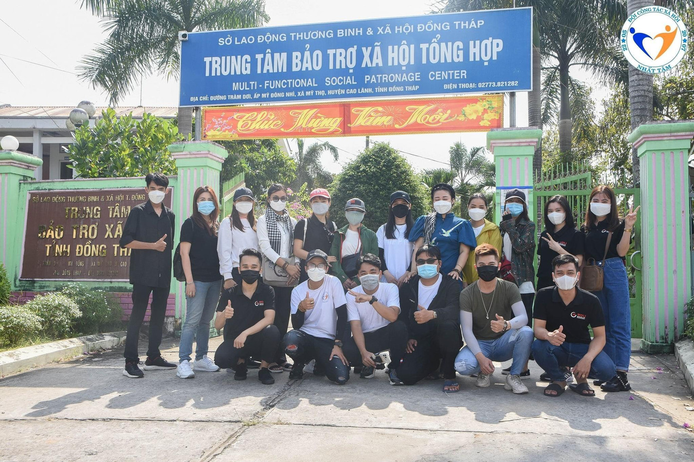 Các thành viên Đội CTXH Nhất Tâm hỗ trợ người già neo đơn tại Trung tâm bảo trợ xã hội.