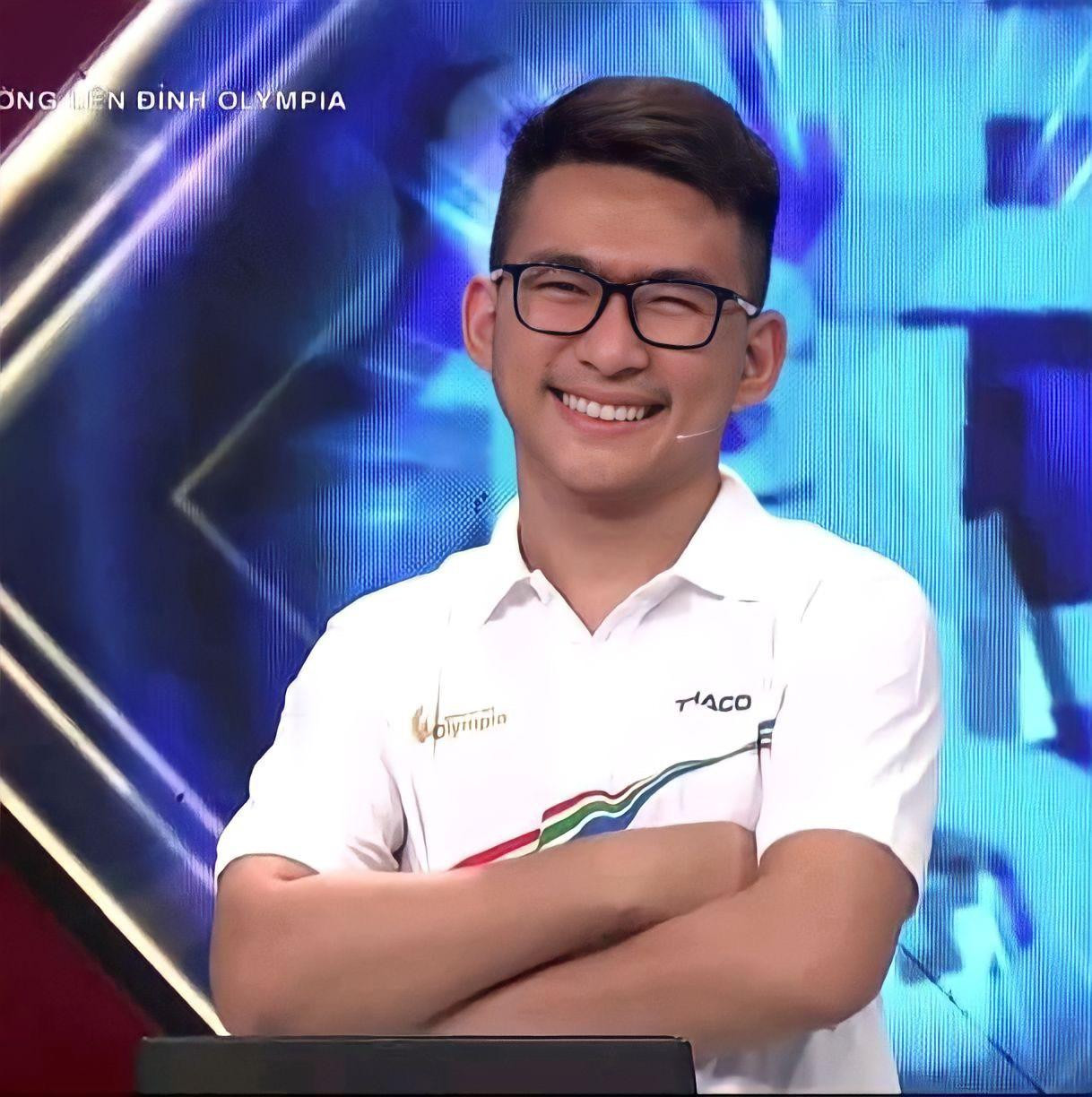 Nụ cười tự hào của Hoàng Nhật khi bản thân đã chạm được đến mục tiêu năm đó.