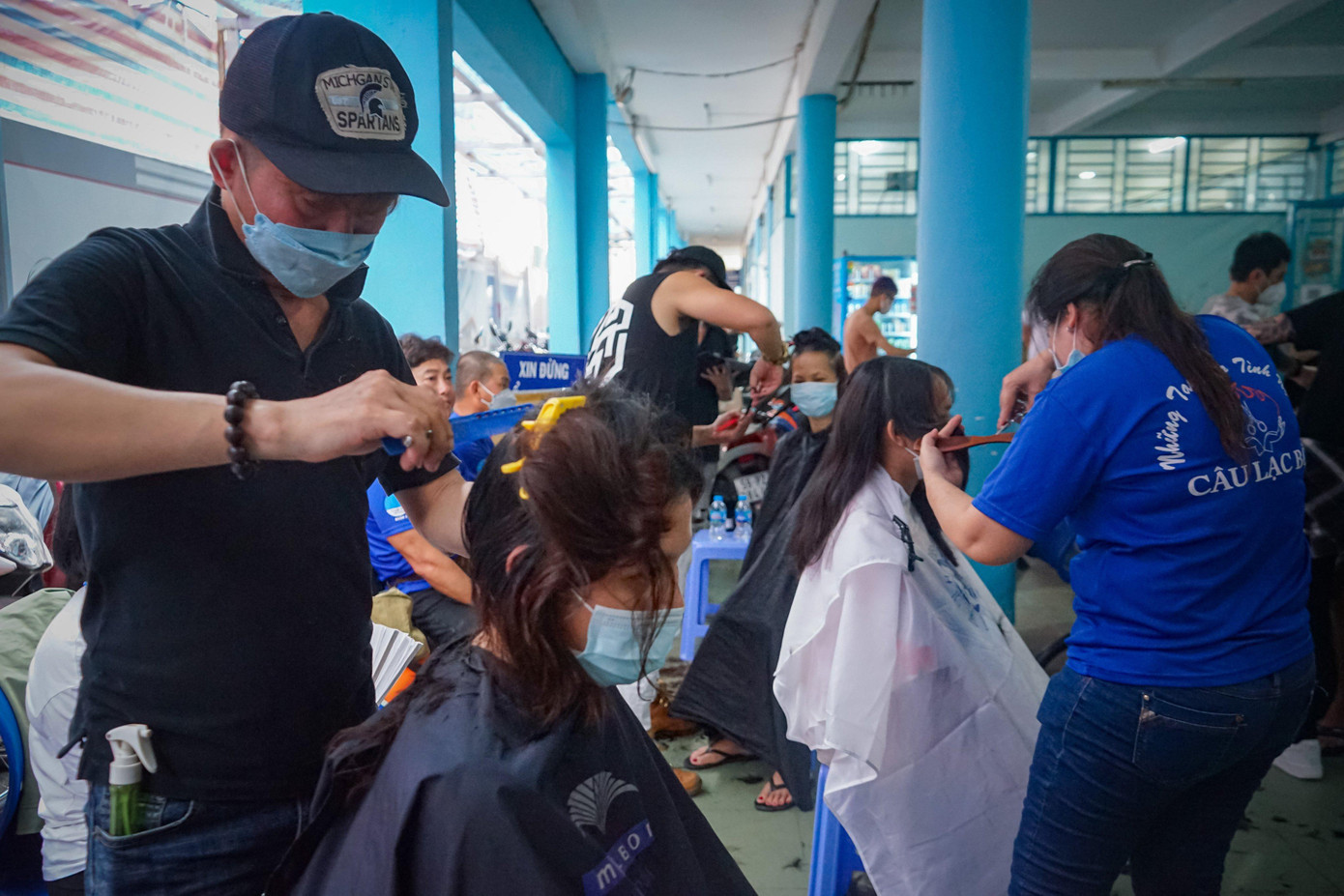 Rất đông các bạn tình nguyện viên tham gia hoạt động cắt tóc miễn phí này.