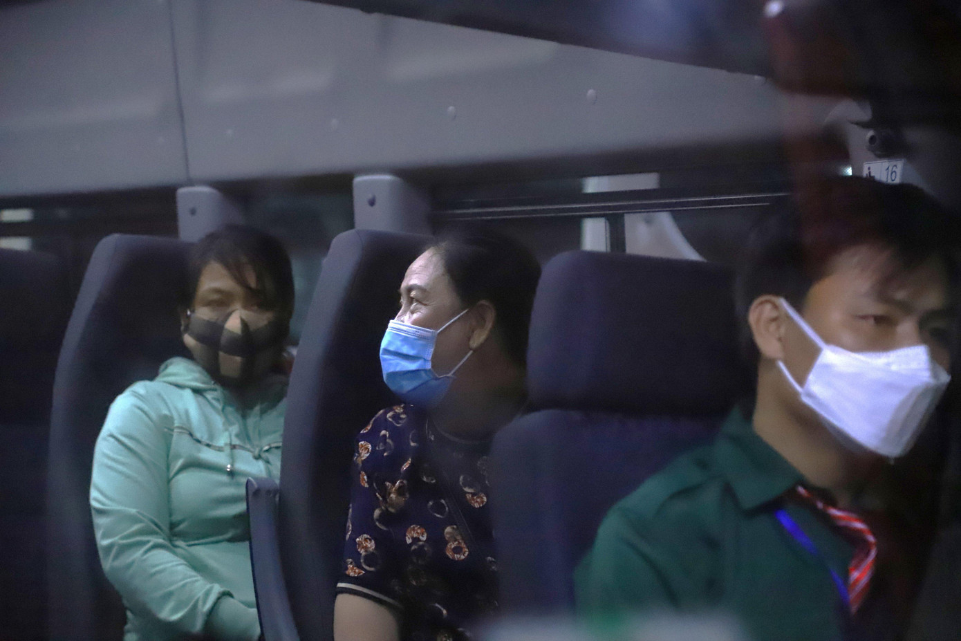 Nhiều bạn sinh viên vui mừng khi sử dụng dịch vụ xe trung chuyển miễn phí. Nhiều bạn sinh viên vui mừng khi sử dụng dịch vụ xe trung chuyển miễn phí.