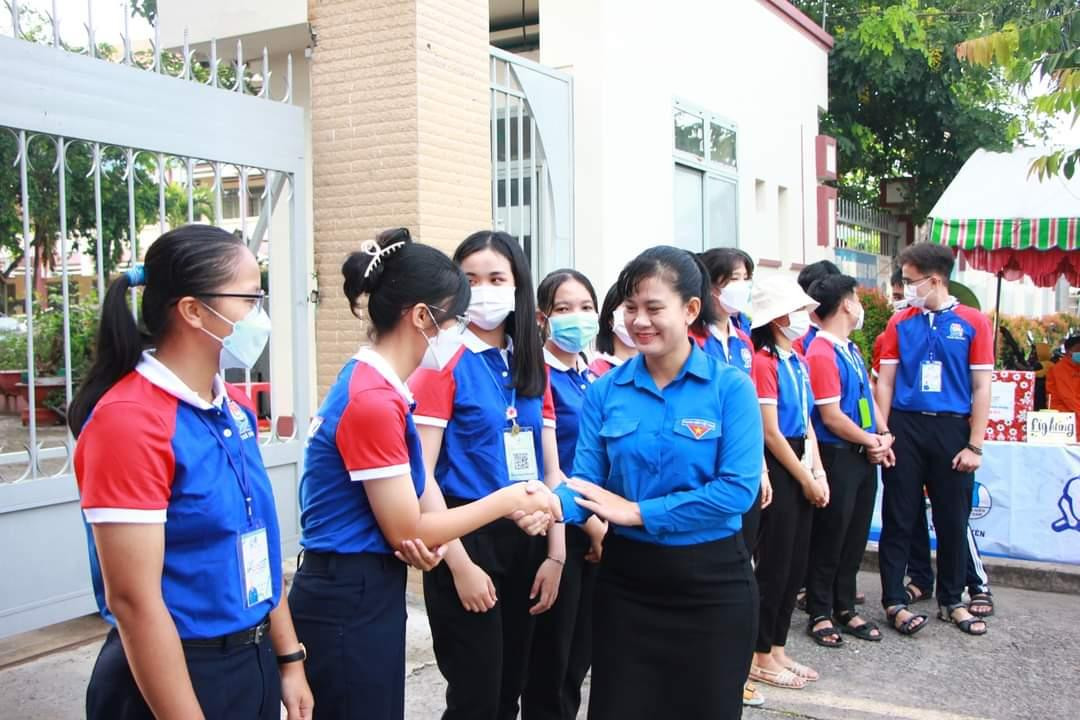 Chị Trần Thị Diễm Trinh - Phó Bí thư Tỉnh Đoàn, Chủ tịch Hội Sinh viên tỉnh Bình Dương đến thăm và động viên các tình nguyện viên 'Tiếp sức mùa thi'. Chị Trần Thị Diễm Trinh - Phó Bí thư Tỉnh Đoàn, Chủ tịch Hội Sinh viên tỉnh Bình Dương đến thăm và động viên các tình nguyện viên 'Tiếp sức mùa thi'.