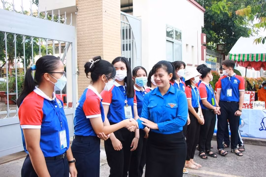 Chị Trần Thị Diễm Trinh - Phó Bí thư Tỉnh Đoàn, Chủ tịch Hội Sinh viên tỉnh Bình Dương đến thăm và động viên các tình nguyện viên 'Tiếp sức mùa thi'.