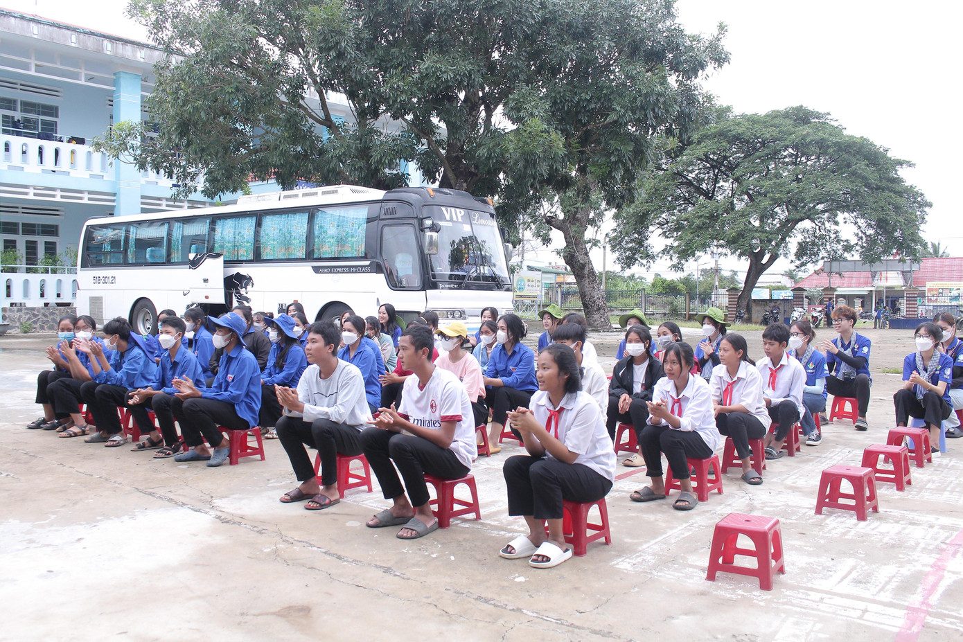 Các em lắng nghe hướng dẫn những kỹ năng cần thiết do các anh chị sinh viên áo xanh chia sẻ.