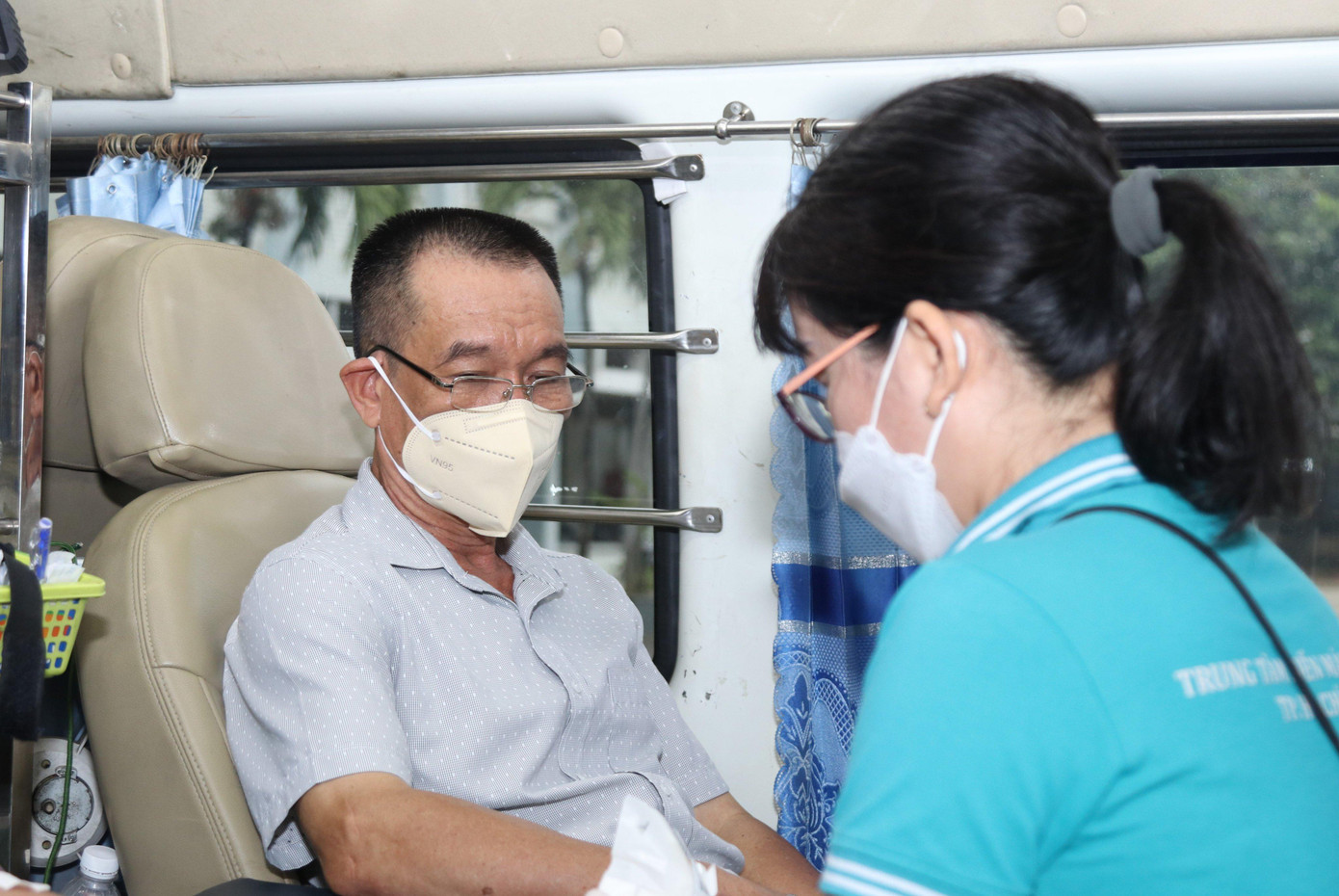 Một người dân cùng tham gia hiến máu, hưởng ứng chương trình. Một người dân cùng tham gia hiến máu, hưởng ứng chương trình.