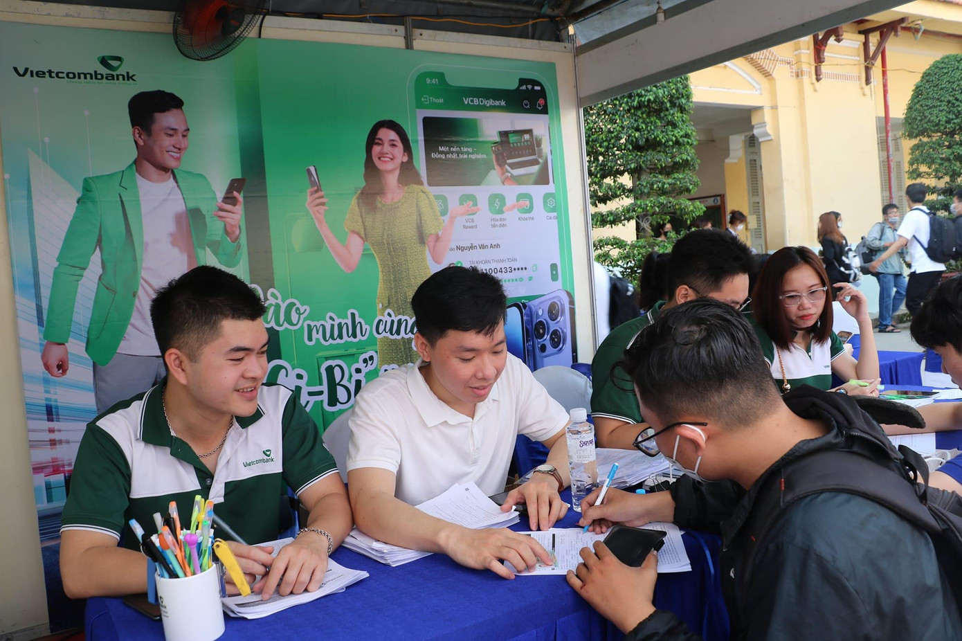 Sinh viên đang viết CV trong ngày hội 'Phỏng vấn – Tuyển dụng'. Sinh viên đang viết CV trong ngày hội 'Phỏng vấn – Tuyển dụng'.