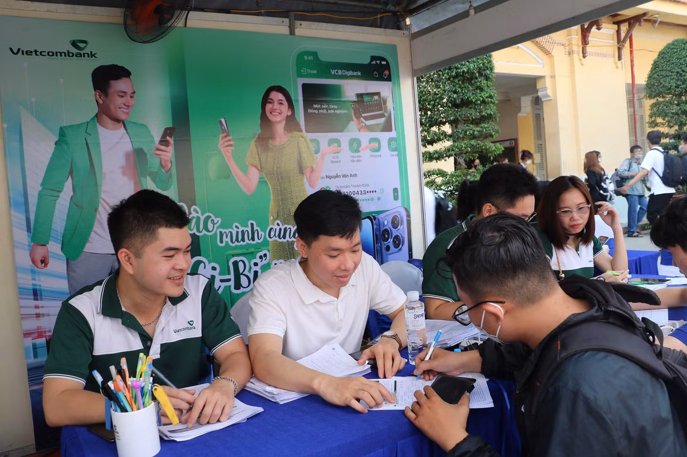 Sinh viên đang viết CV trong ngày hội 'Phỏng vấn – Tuyển dụng'.
