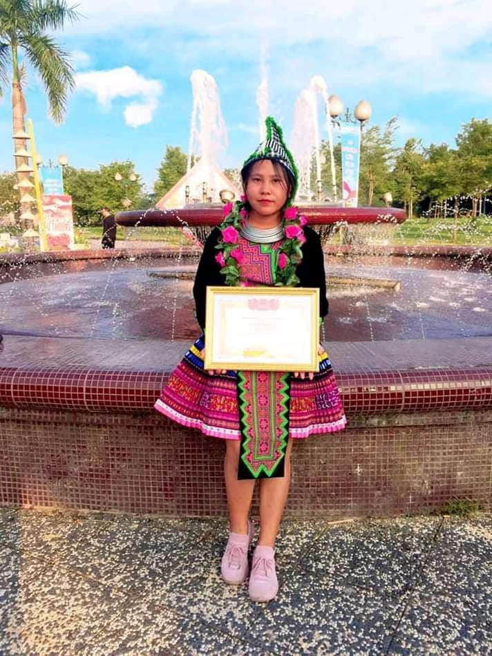 Sơ luôn cố gắng và giành được nhiều thành tích trong học tập. Sơ luôn cố gắng và giành được nhiều thành tích trong học tập.