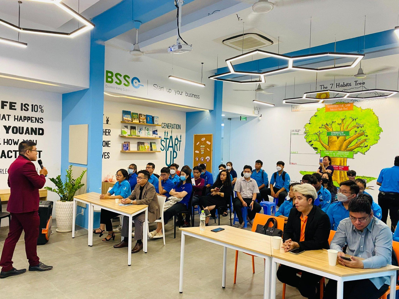 Các bạn trẻ nghe các chuyên gia chia sẻ về chuyển đổi số. (Ảnh: Hội LHTN TP. HCM) Các bạn trẻ nghe các chuyên gia chia sẻ về chuyển đổi số. (Ảnh: Hội LHTN TP. HCM)