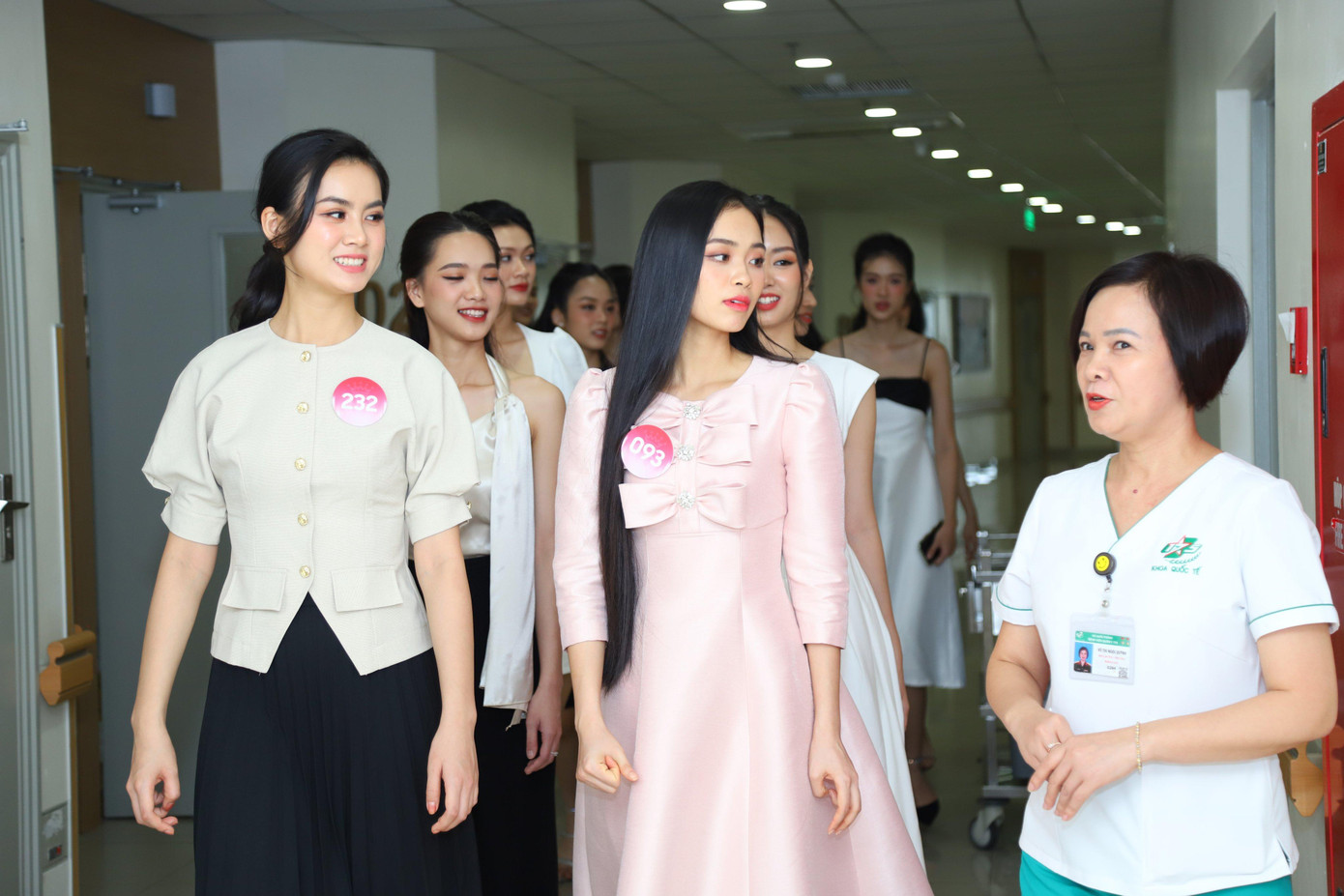 Thí sinh 'Hoa hậu Việt Nam' được tham quan nhiều khoa điều trị hiện đại và được giới thiệu về quá trình điều trị bệnh nhân tại đây.