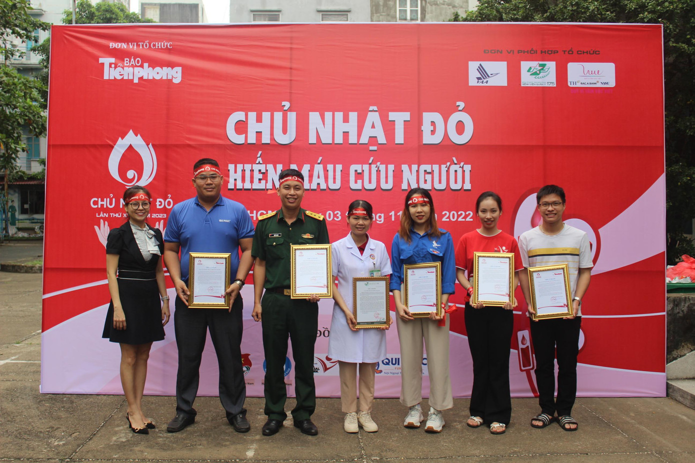 Chị Đặng Thụy Đông Nghi - Phó phòng Kinh doanh Báo Tiền Phong (thứ nhất bên trái), đại diện Ban Tổ chức chương trình trao thư cảm ơn cho các đơn vị đồng hành và phối hợp tổ chức. Chị Đông Nghi cho biết, những năm gần đây, Chủ nhật Đỏ liên tục được tổ chức tại gần 50 tỉnh thành phố trên cả nước với hàng trăm ngày hội hiến máu và đã tiếp nhận hàng chục nghìn đơn vị máu. Năm 2023, chương trình sẽ tiếp tục được tổ chức ở nhiều tỉnh thành trên cả nước và hứa hẹn sẽ thu về kết quả lớn hơn.