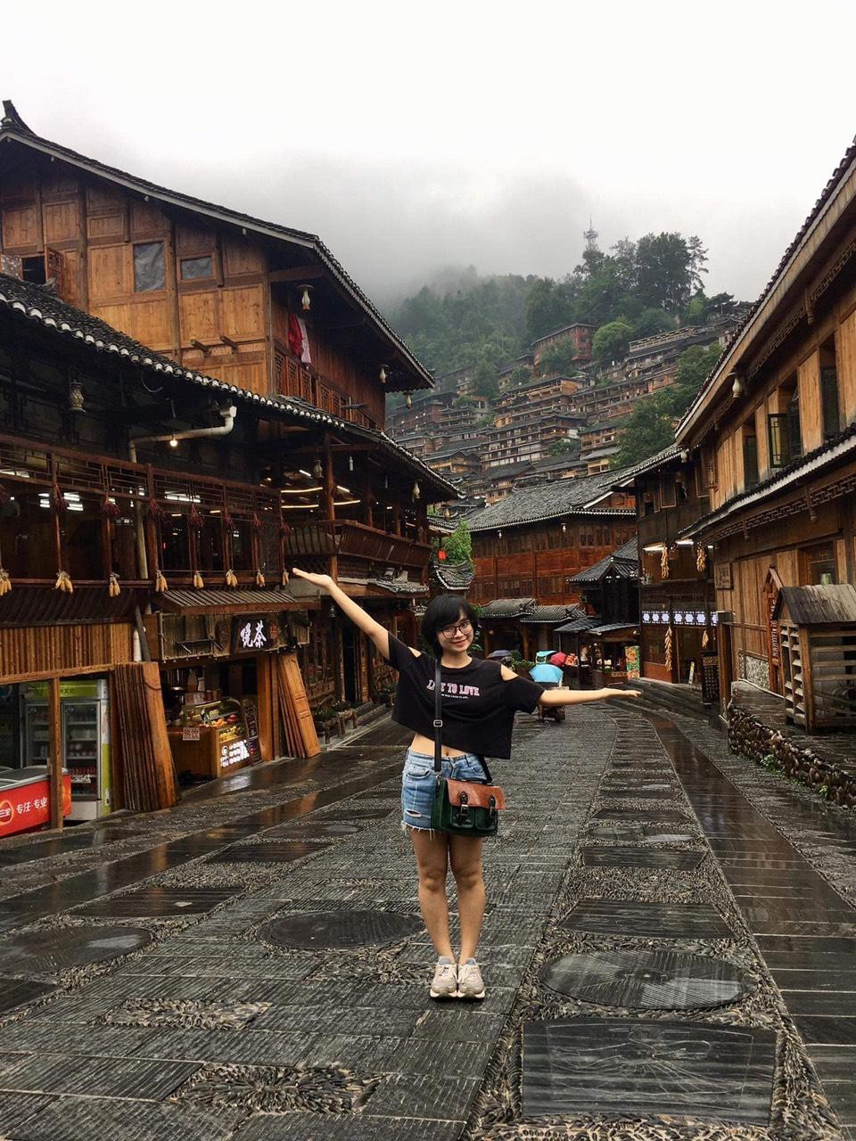 Gia Hân đi tham quan nhiều nơi ở Trung Quốc. Gia Hân đi tham quan nhiều nơi ở Trung Quốc.