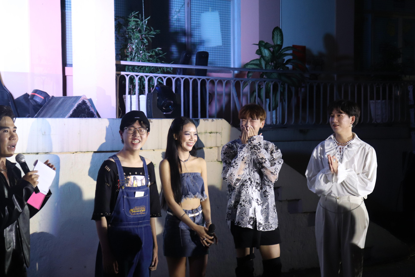 Khách mời giao lưu cùng khán giả. Khách mời giao lưu cùng khán giả.