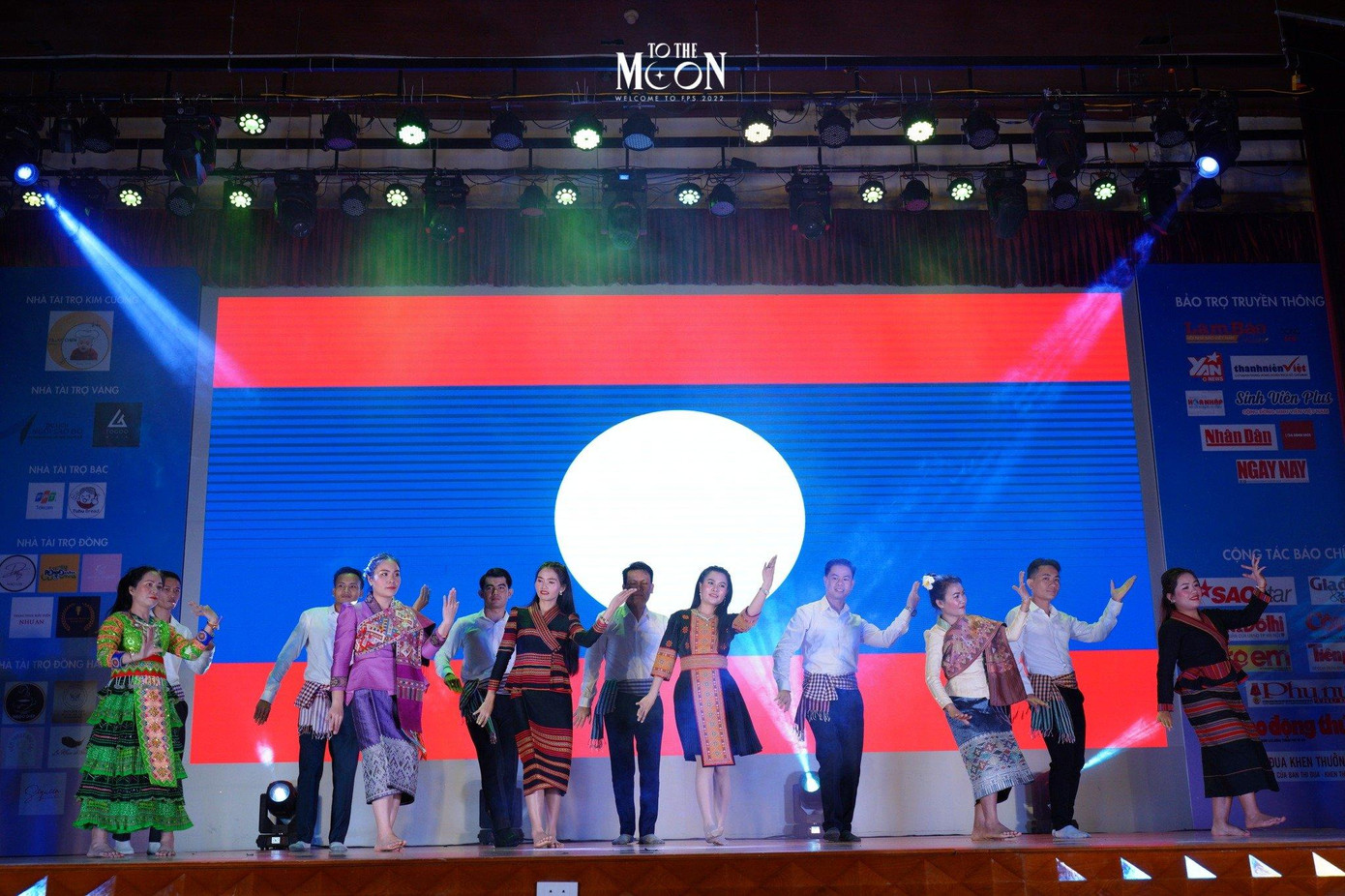 Tiết mục múa ấn tượng của nhóm sinh viên người Lào.