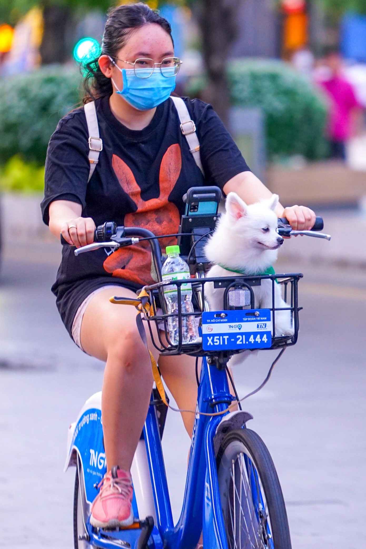 Trần Ngọc Thảo (trường ĐH Văn Hiến) hào hứng: "Mình chọn việc sử dụng xe đạp để đi dạo phố là vì phương tiện này mang lại cho mình nguồn năng lượng sống khỏe, đồng thời cũng là cơ hội để mình góp phần làm giảm ô nhiễm môi trường cho thành phố".