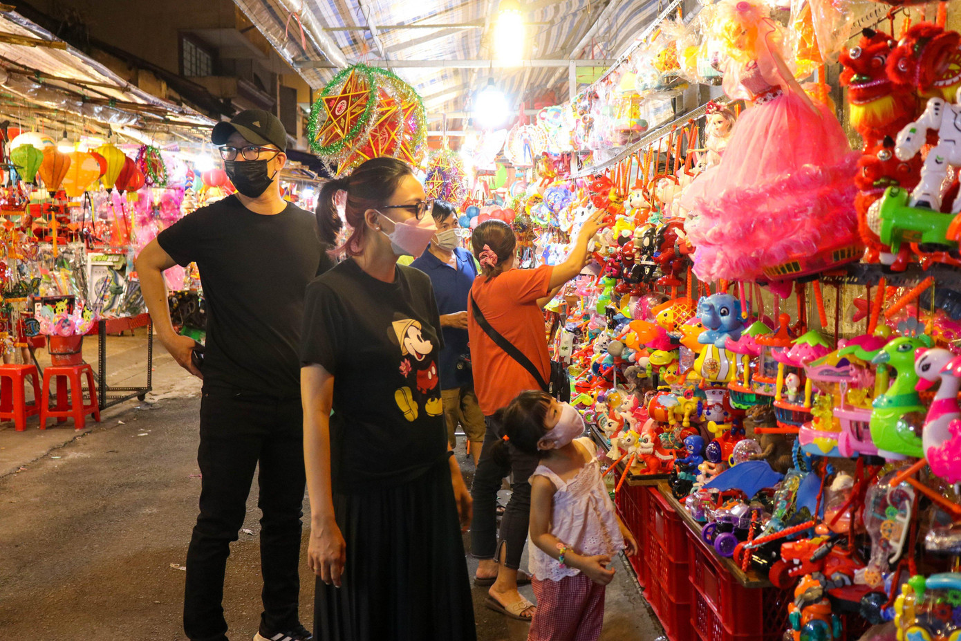 Các tiểu thương cho biết, thời điểm đông nhất tại đây là 2 tuần trước Trung Thu. Hiện tại, lượng người đến đây chủ yếu để chụp ảnh, tham quan; để mua lồng đèn thì còn ít.