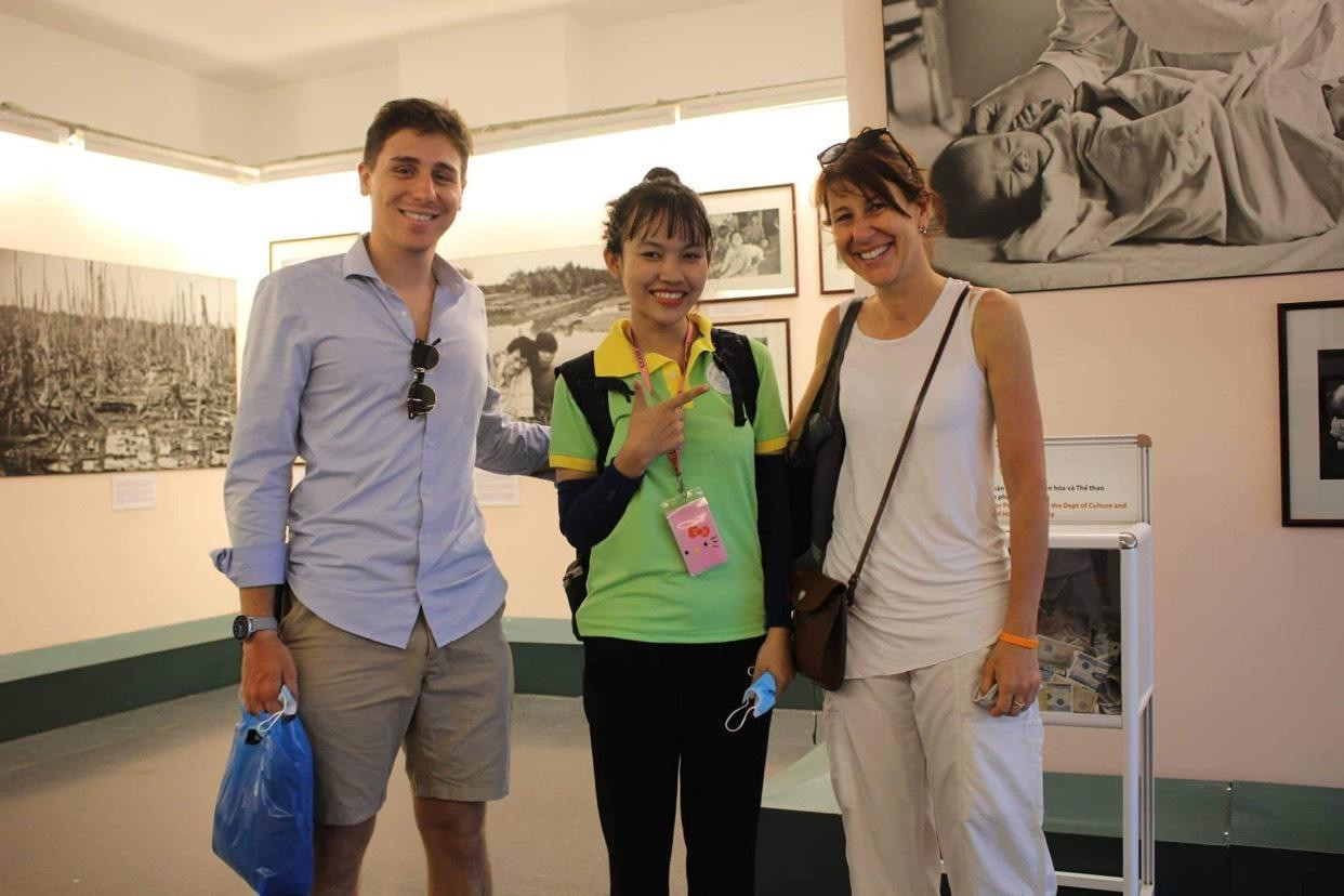 Mỹ Hảo có cơ hội giao tiếp với người Ý qua các công việc làm thêm.