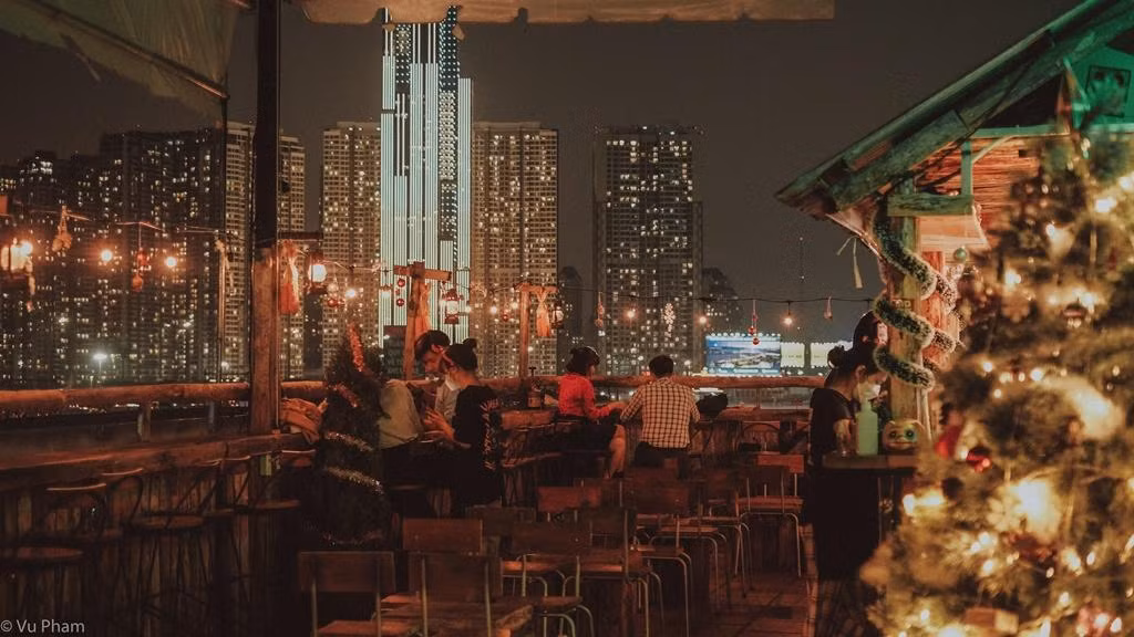 Ảnh một quán cà phê view bờ sông Sài Gòn về đêm. (Ảnh: Minh Vũ)
